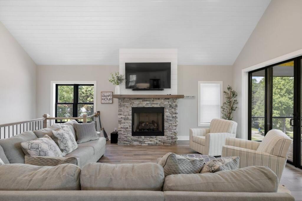 New Home, Dock, Kayaks, Game Room, Water Views Winchester Exterior photo